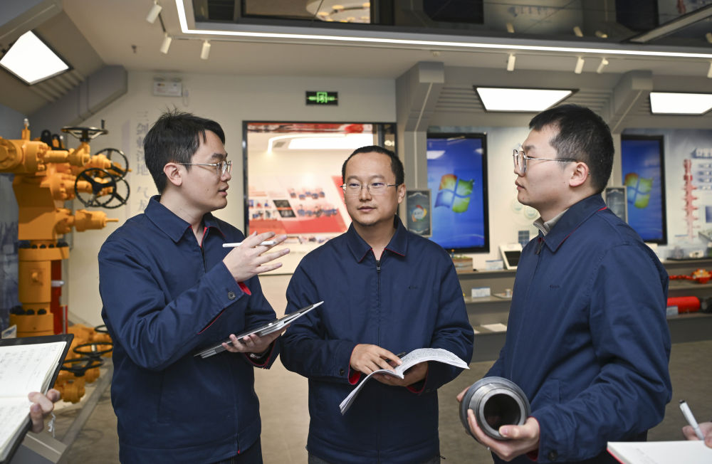 2025年2月18日，中國石油塔里木油田油氣工藝研究院鉆井項目部青年科研人員在一起交流。新華社記者 胡虎虎 攝