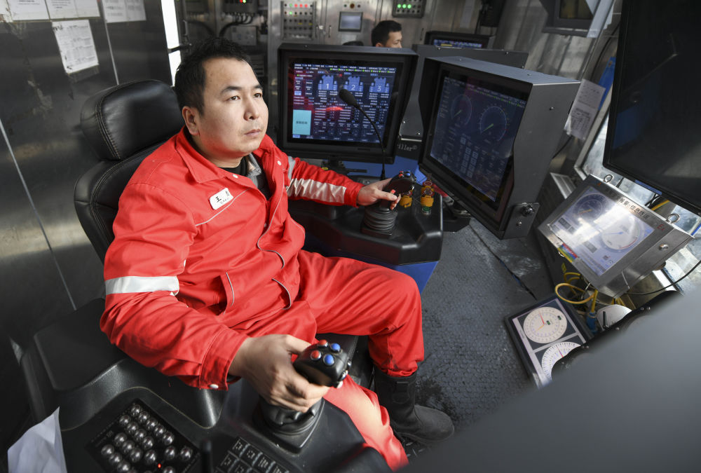 2025年2月19日，司鉆在中國石油塔里木油田深地塔科1井上操作設備。新華社記者 胡虎虎 攝