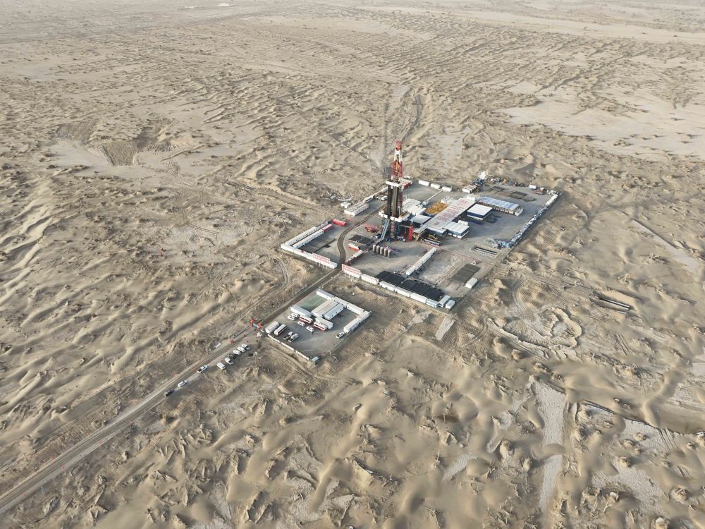 這是2025年2月18日在新疆塔克拉瑪干沙漠腹地拍攝的中國石油塔里木油田深地塔科1井（無人機照片）。新華社記者 胡虎虎 攝