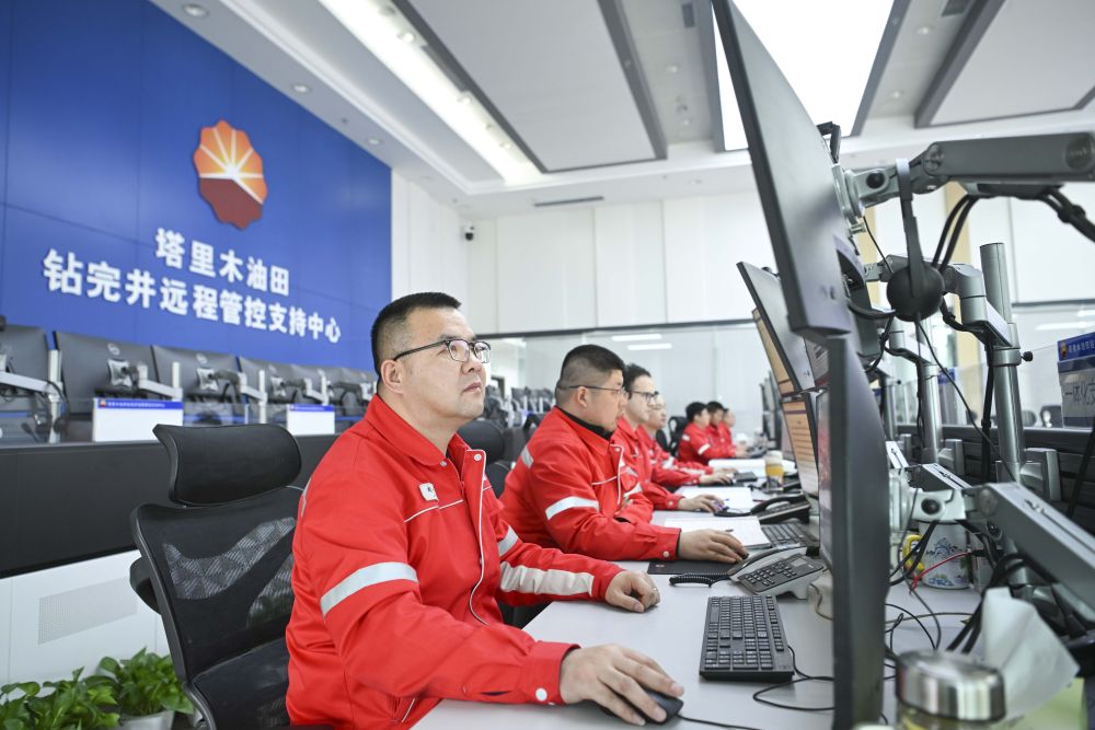 2025年2月18日，在位于新疆庫爾勒市的塔里木油田鉆完井遠程管控支持中心，工作人員通過遠程平臺查看設備運行狀態。新華社記者 胡虎虎 攝