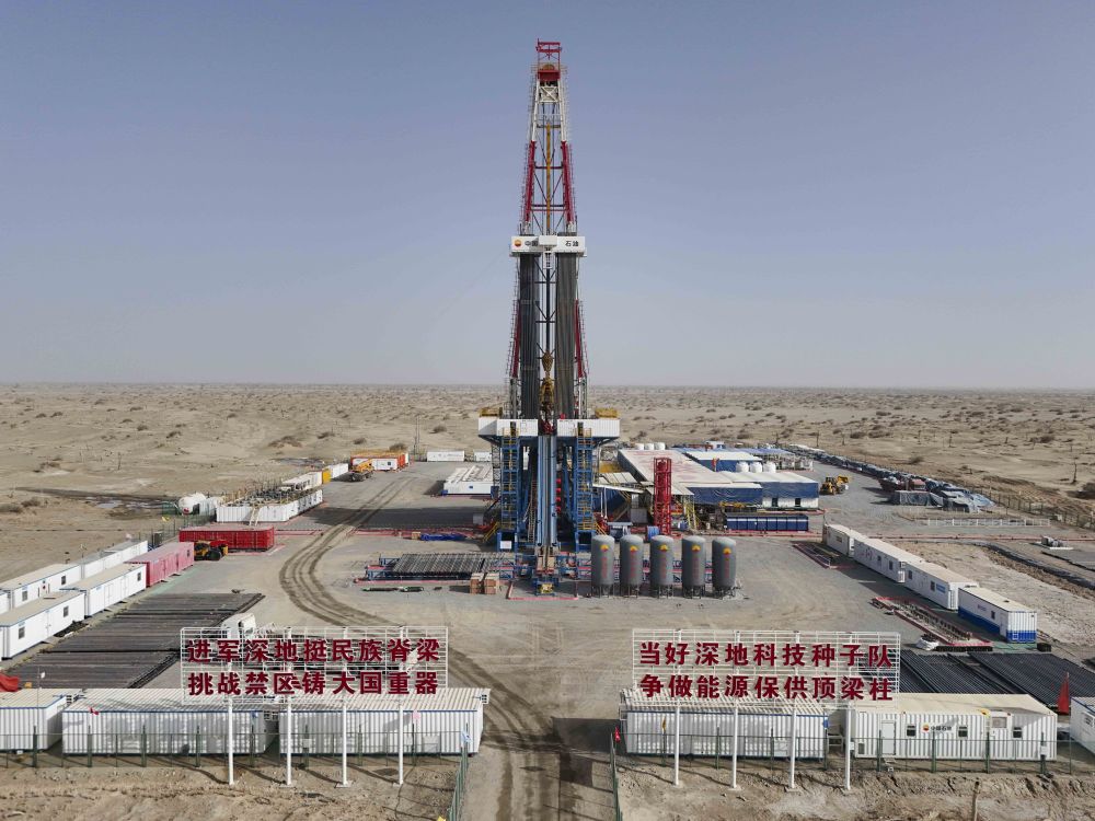 這是2025年2月19日在新疆塔克拉瑪干沙漠腹地拍攝的中國石油塔里木油田深地塔科1井（無人機照片）。新華社記者 胡虎虎 攝