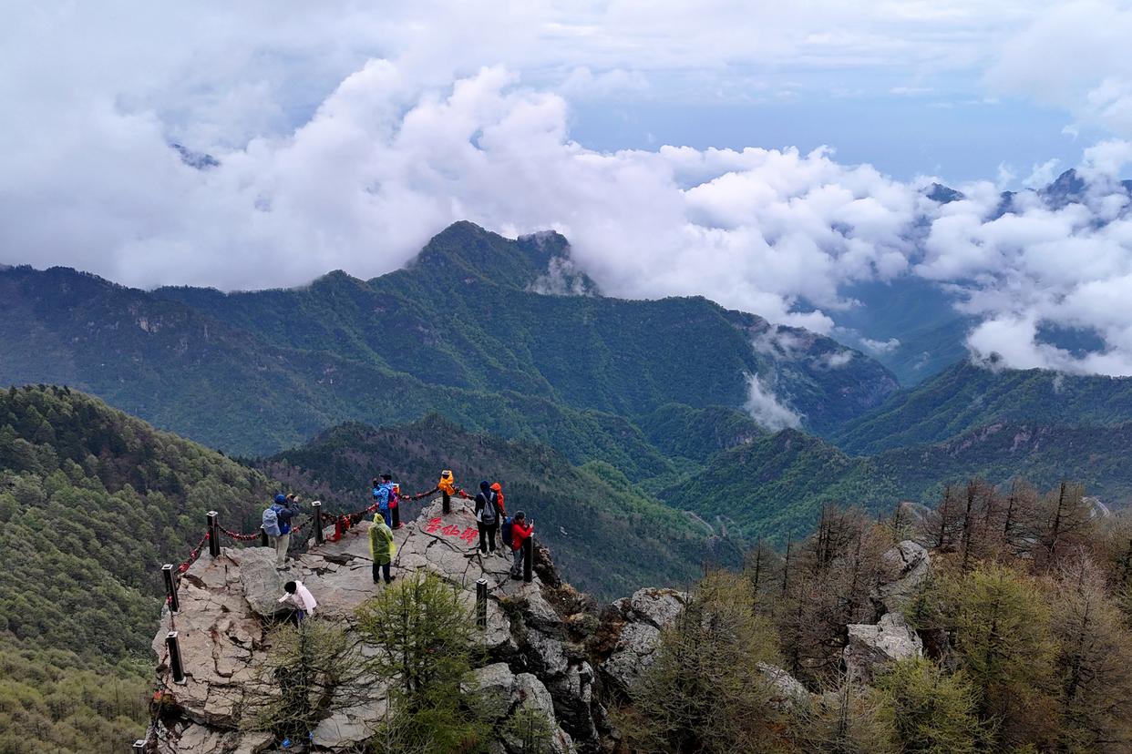 游客在位于寶雞的秦嶺太白山景區游覽（5月27日攝）。新華社記者 鄒競一 攝