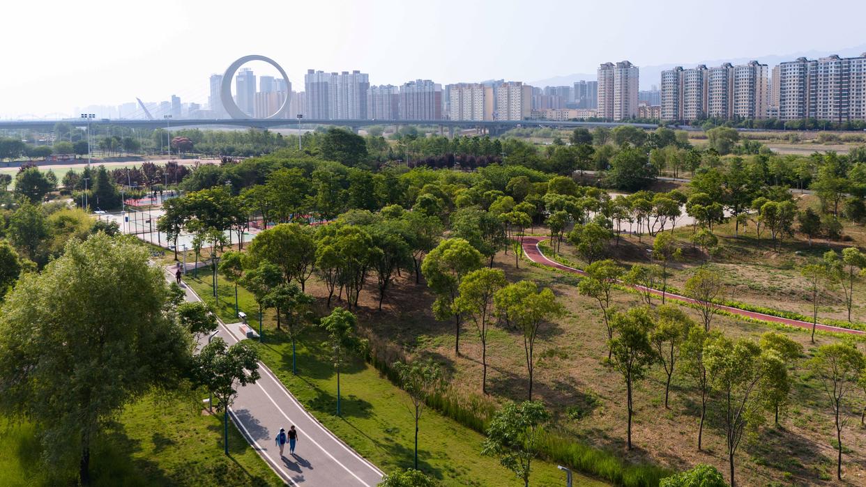 游客在寶雞市渭河生態公園散步（無人機照片，5月28日攝）。新華社記者 鄒競一 攝