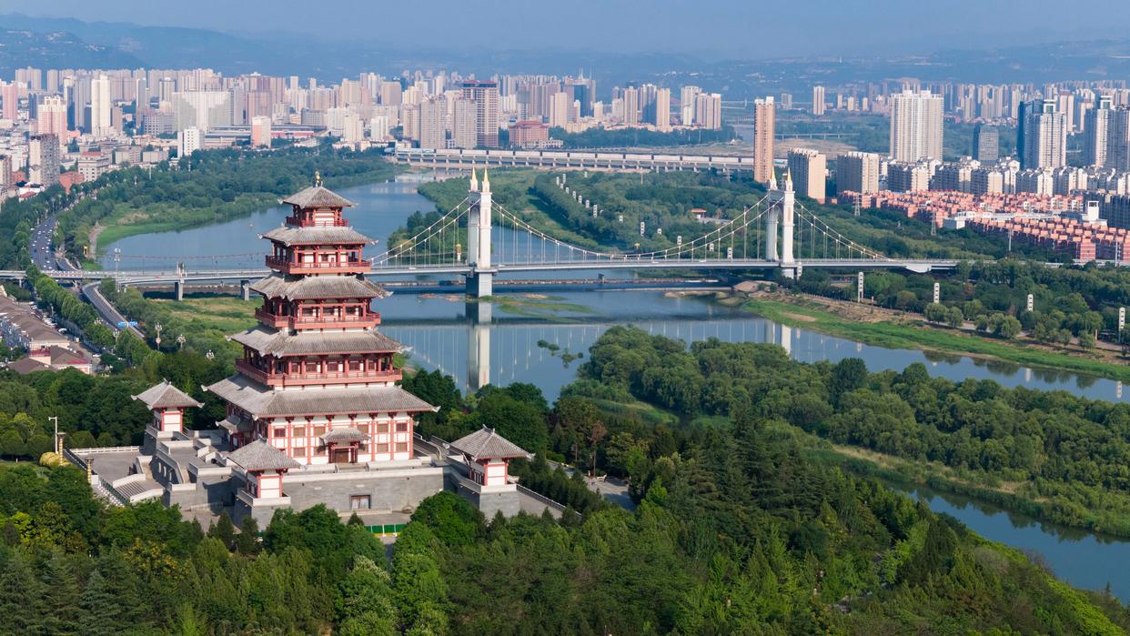 寶雞市渭河兩岸景色（無人機照片，5月28日攝）。新華社記者 鄒競一 攝