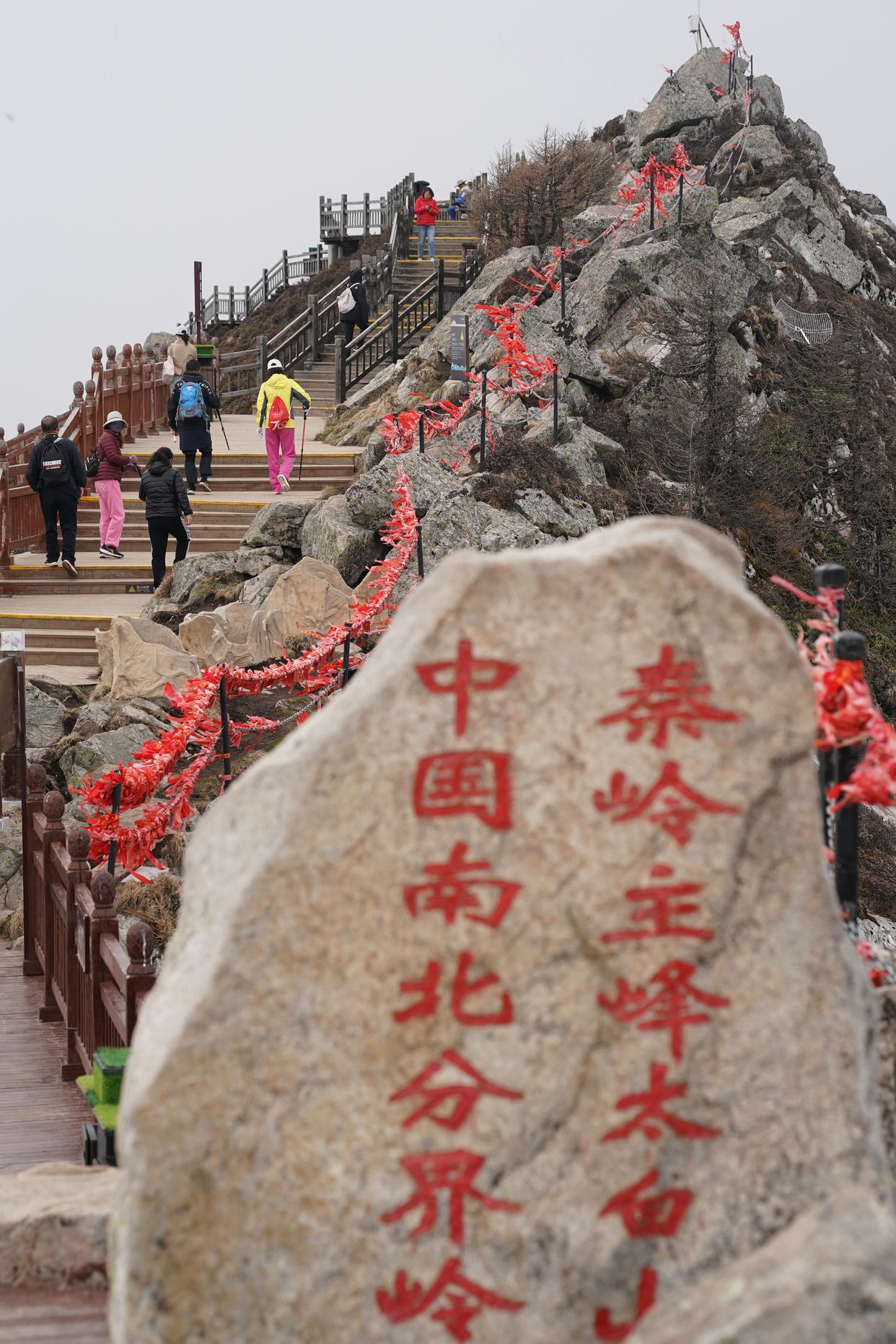游客在位于寶雞的秦嶺太白山景區游覽（2024年5月10日攝）。新華社記者 邵瑞 攝