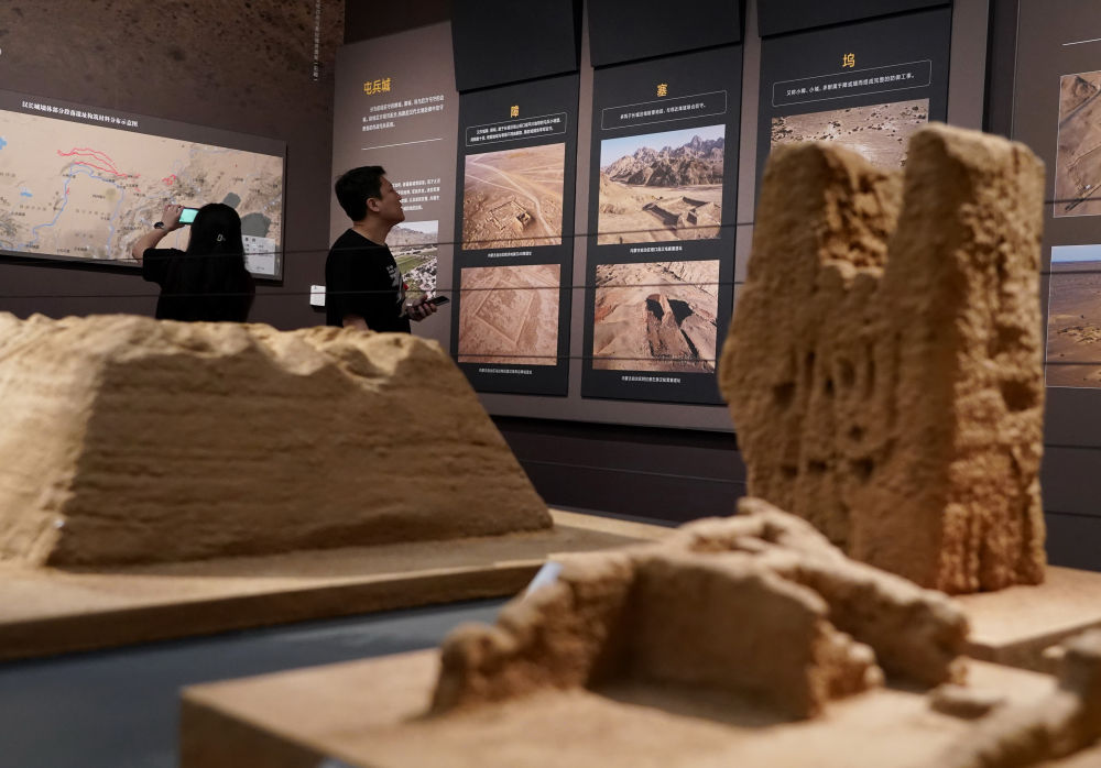 2025年6月15日，游客在河北省秦皇島市山海關中國長城博物館參觀。新華社記者 楊世堯 攝