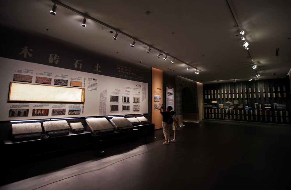 2025年6月15日，游客在河北省秦皇島市山海關中國長城博物館參觀。新華社記者 楊世堯 攝