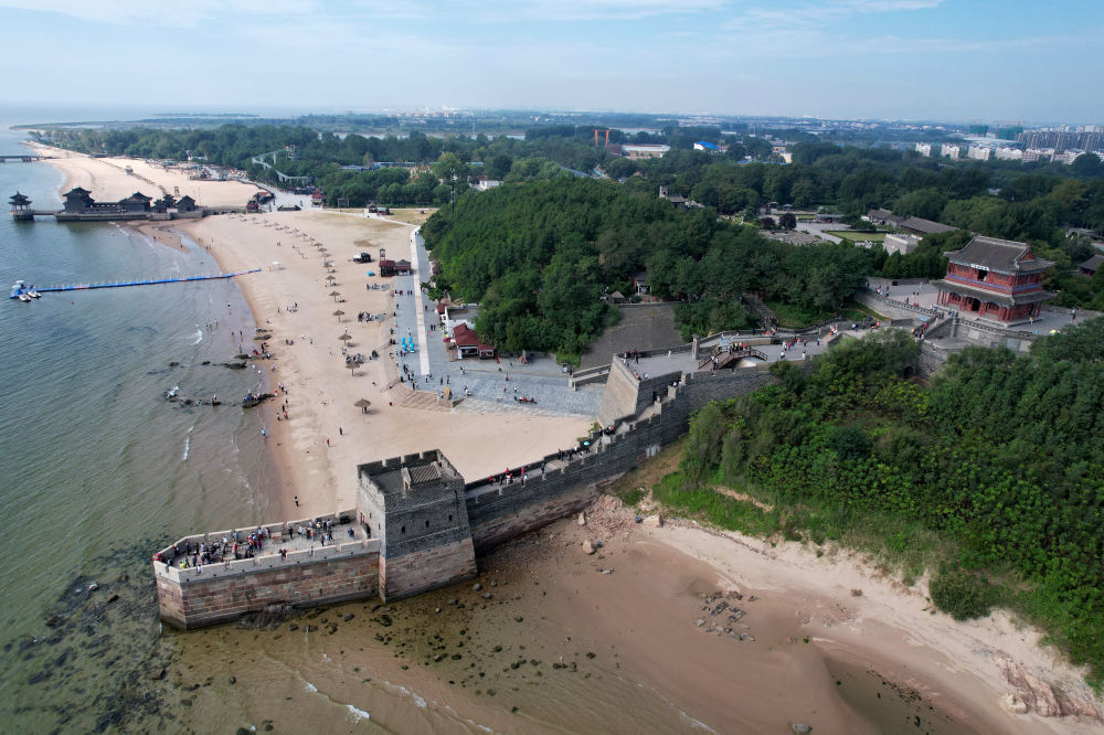 2024年9月19日拍攝的河北省秦皇島市山海關區“老龍頭”景區（無人機照片）。新華社記者 楊世堯 攝