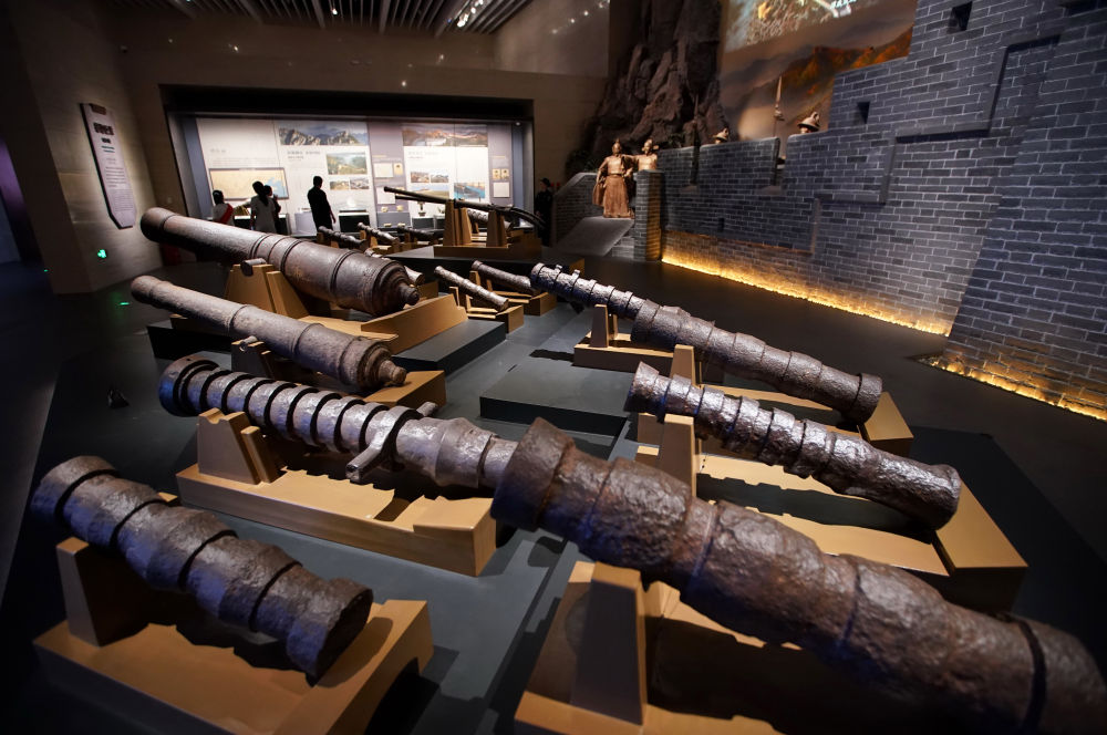 2025年6月15日，游客在河北省秦皇島市山海關中國長城博物館參觀。新華社記者 楊世堯 攝