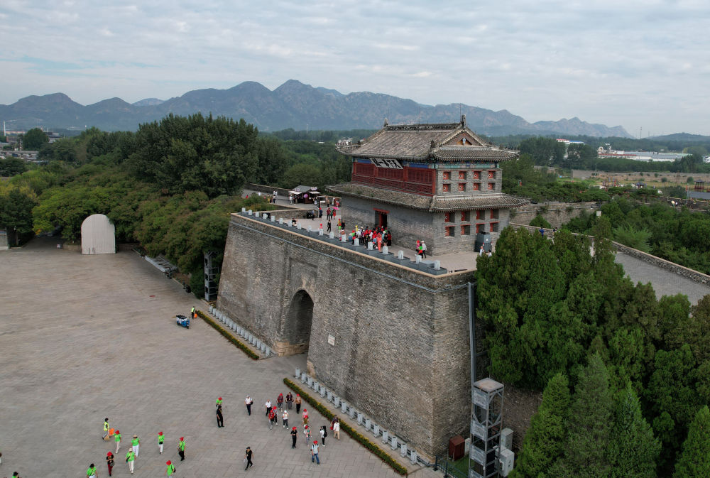 2024年9月19日，游客在河北省秦皇島市山海關區“天下第一關”游覽（無人機照片）。新華社記者 楊世堯 攝