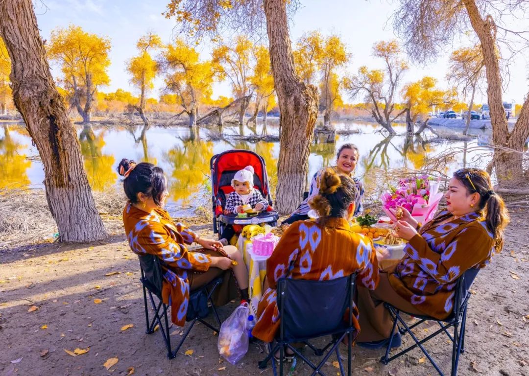 《胡楊下的溫馨聚會》蔣平