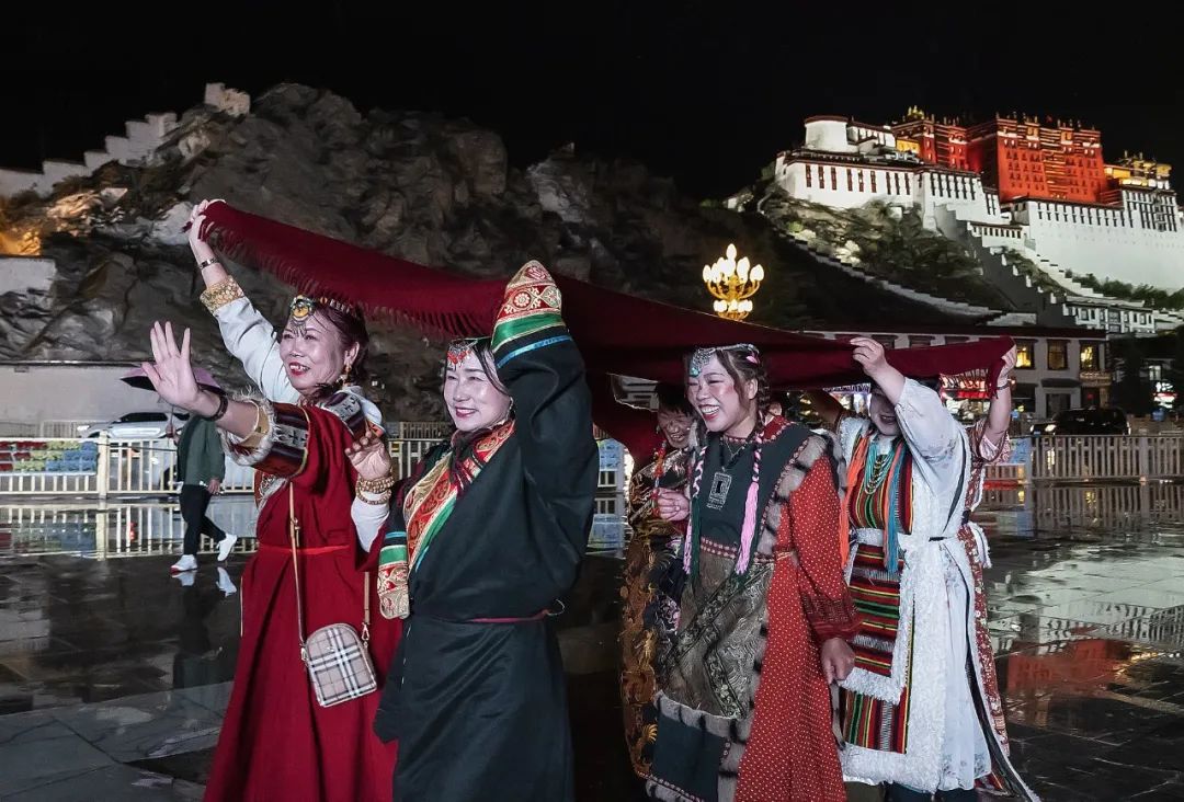 《溫暖的紅披肩》李麗新