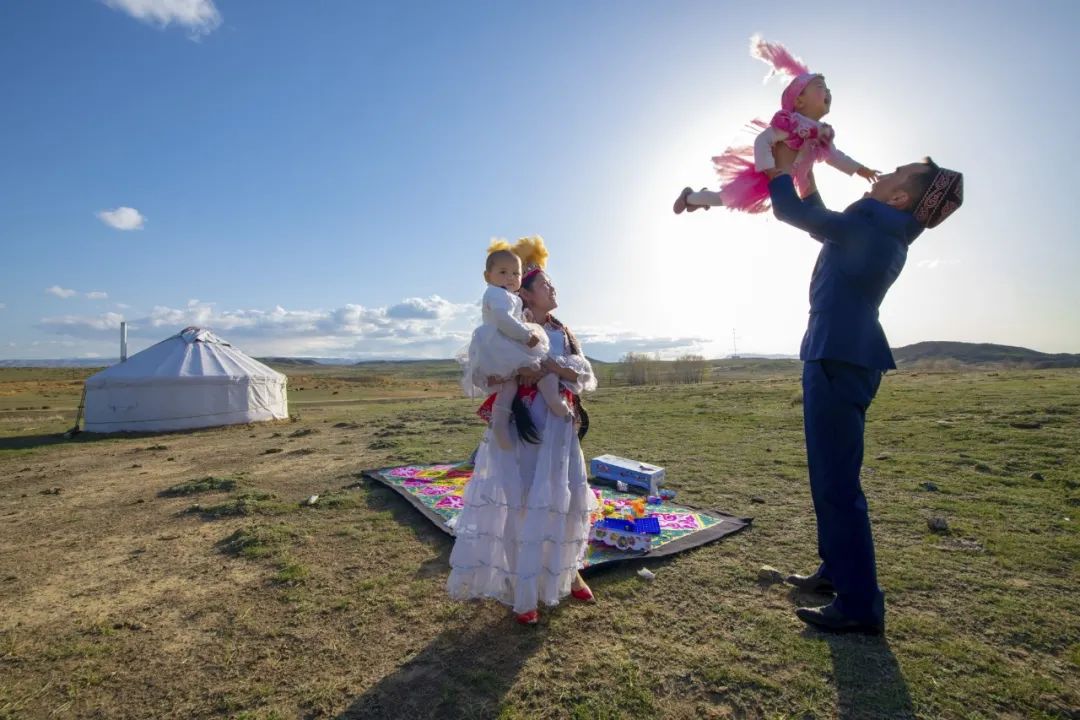 《草原上的親子時光》吳波