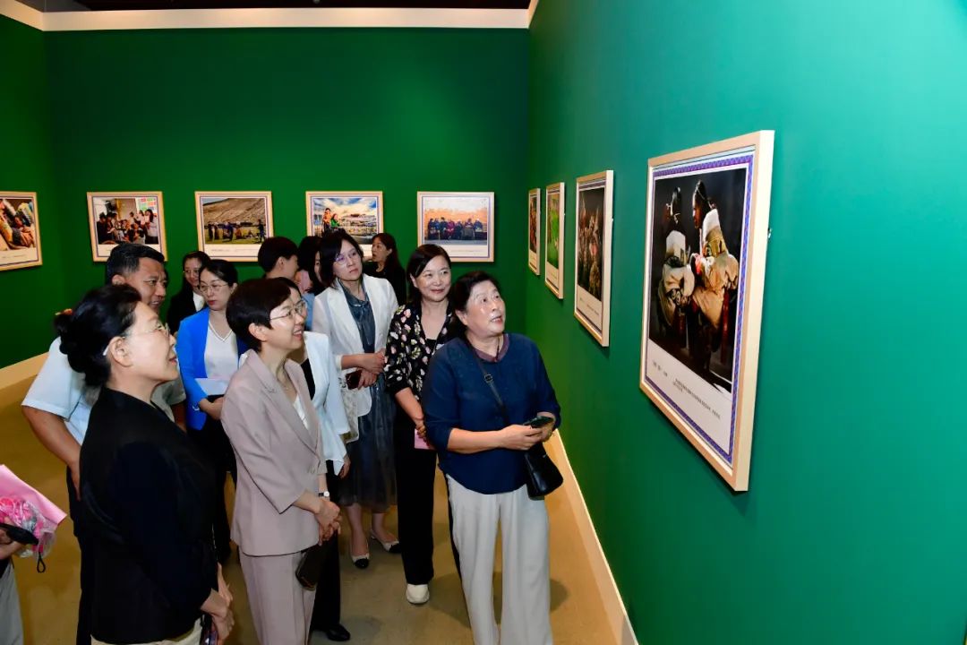 中國女攝協會員王建榮介紹作品。張佳敏攝影