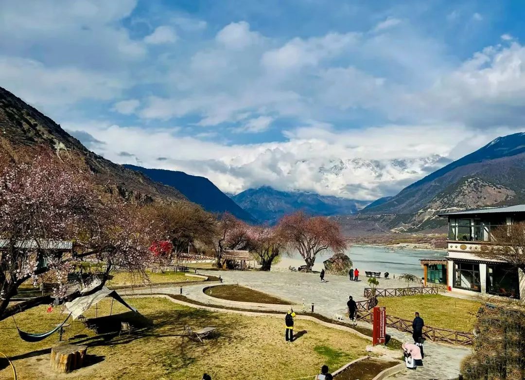 《嘎拉村新貌》王建榮