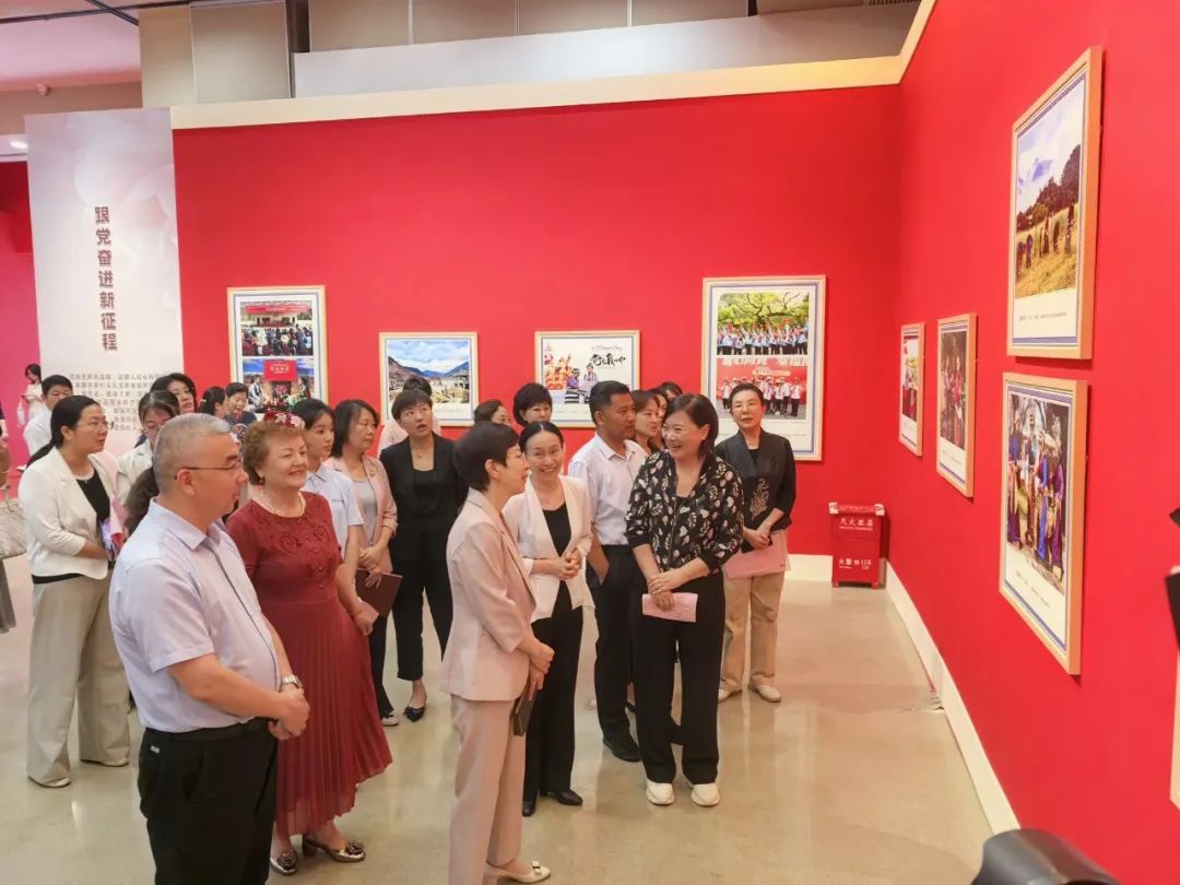 中國女攝協副主席趙迎新點評作品。郝媛卓攝影