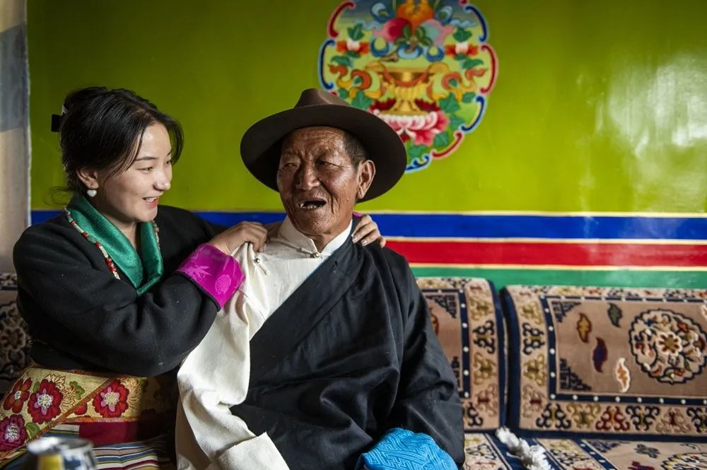 《我給爺爺揉揉背》 周燦黎