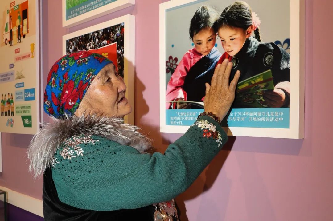 《深情撫摸》李霞