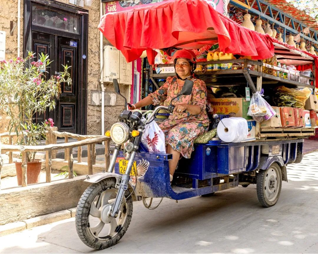 《英吉沙的女貨郎》李泳儀
