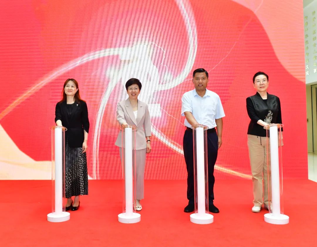 展覽開幕儀式由章冬梅、孫啟軍、楊靜、呂靜波啟動。張佳敏攝影