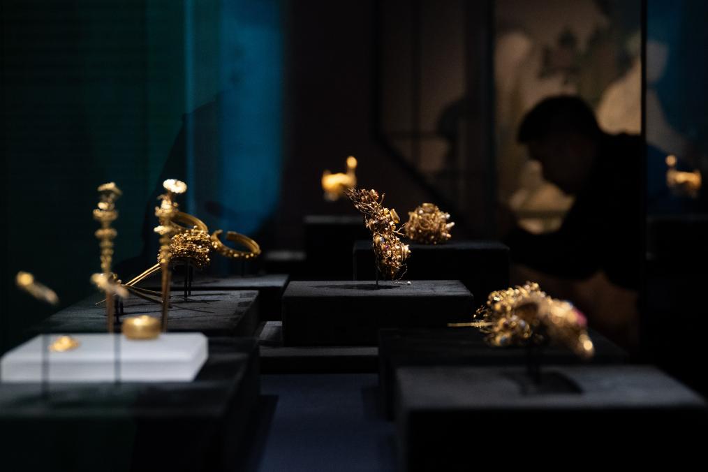 9月23日，參觀者在“江流萬古——長江流域古代文明瑰寶展”上觀看展品。新華社記者 杜子璇 攝