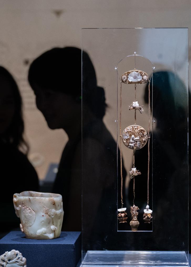 9月23日，參觀者在“江流萬古——長江流域古代文明瑰寶展”上觀看展品。新華社記者 杜子璇 攝