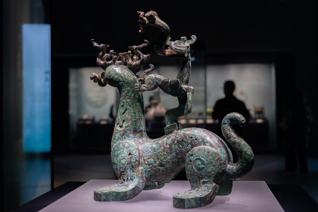 “江流萬古——長江流域古代文明瑰寶展”展出的青銅神獸。 新華社記者 杜子璇 攝