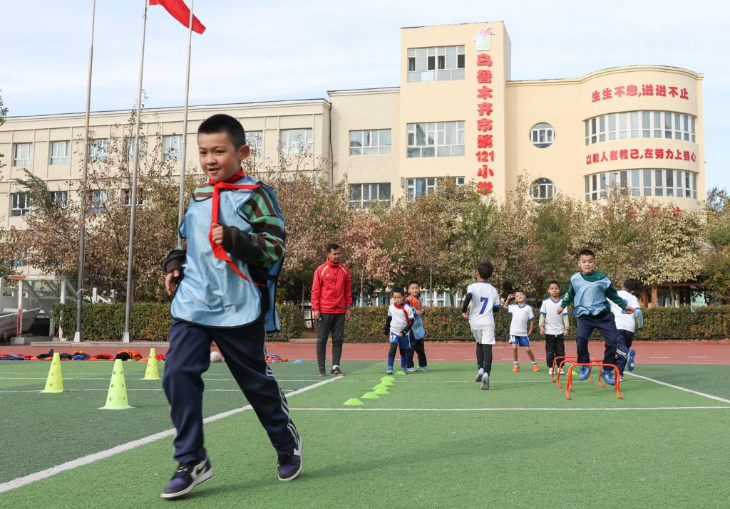 在烏魯木齊市第121小學，足球隊學生在進行日常訓練（10月17日攝）。新華社記者 王菲 攝