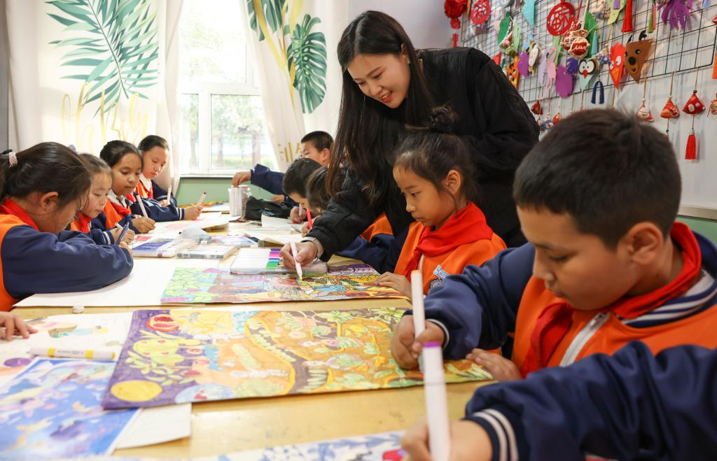 在烏魯木齊市第121小學，學生們在老師的指導下學習繪畫（10月17日攝）。新華社記者 王菲 攝