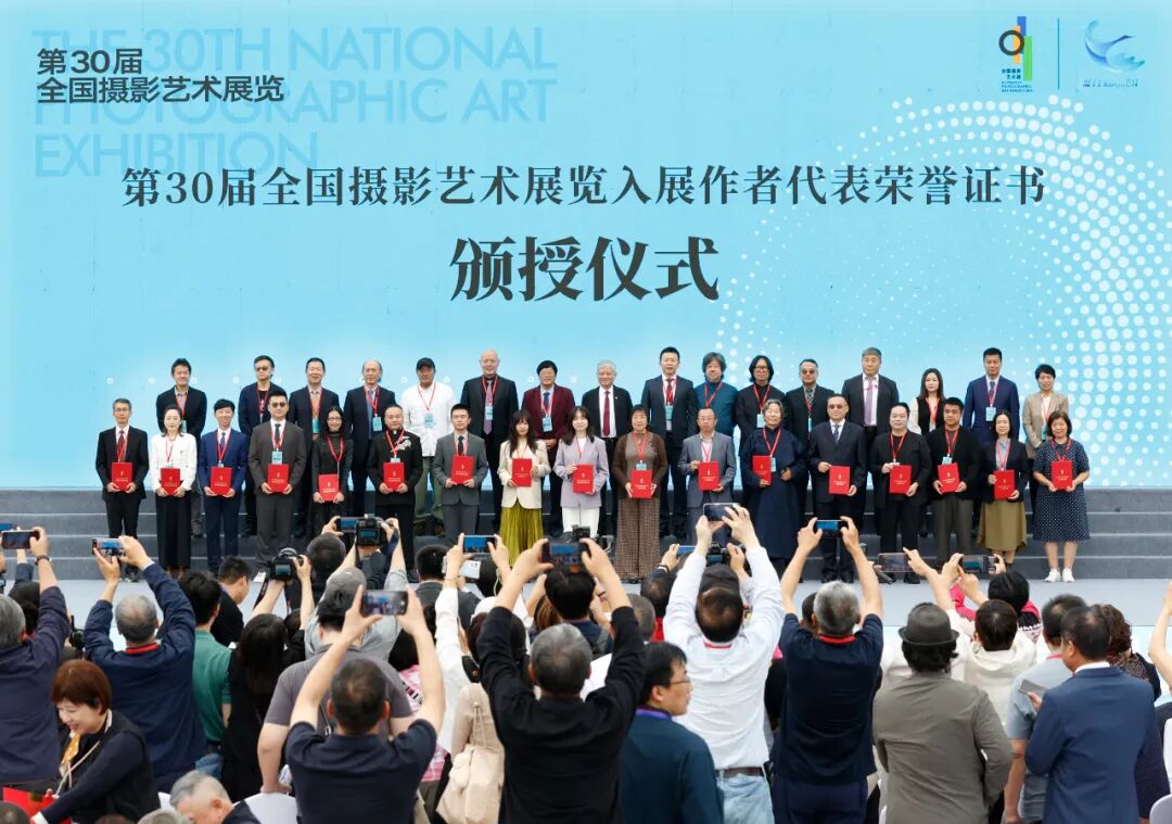 為第30屆全國影展入展作者代表頒發榮譽證書 陳黎明 攝