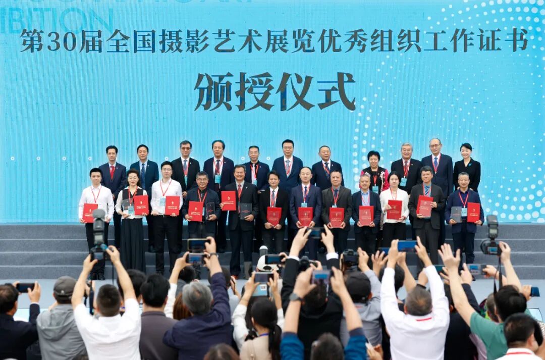 為第30屆全國影展組織工作團體會員代表頒發榮譽證書 陳黎明 攝