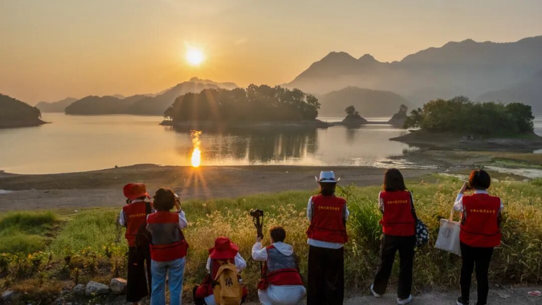 通濟湖日出。何曉玲 攝