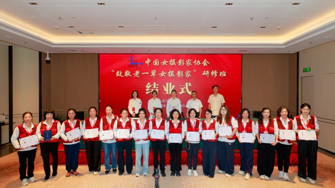 六組學員領取結業證書合影。張麗 攝
