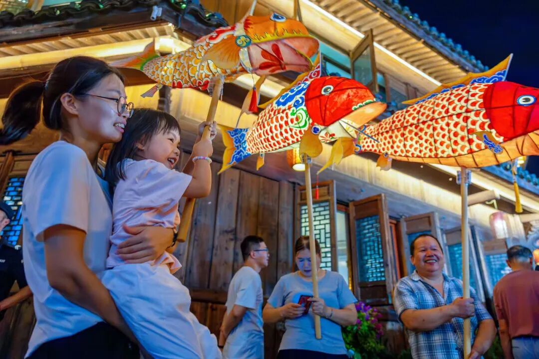 《魚燈映童心》姚茜 攝