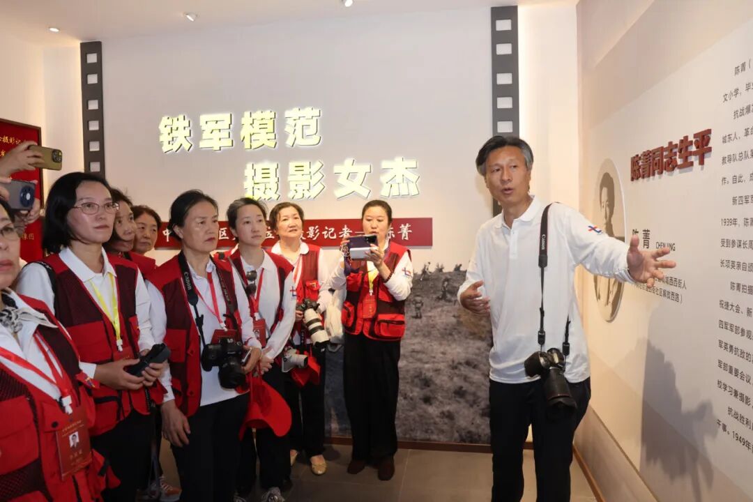 浦江縣攝協主席何敏為大家介紹陳菁影像館情況。姚茜攝
