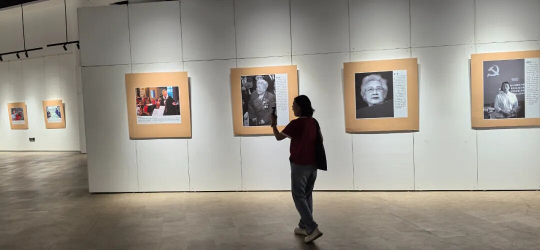 拍攝“跟黨奮進新征程，巾幗建功新時代”為主題的攝影展。