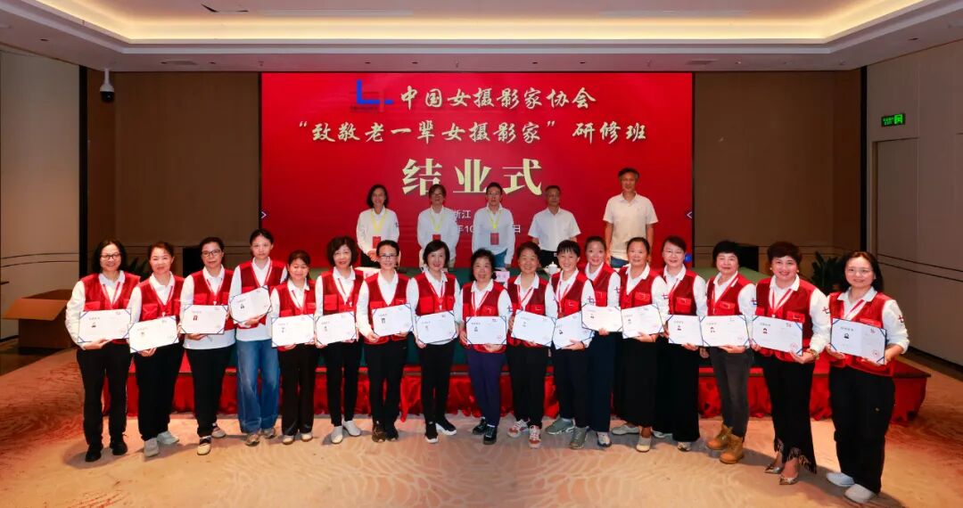 一組學員領取結業證書合影。張麗 攝