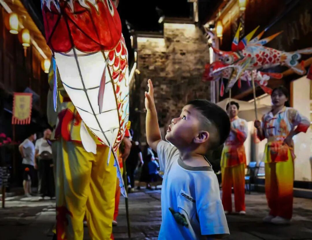 《巷里魚燈引童眸》陳惠芳 攝