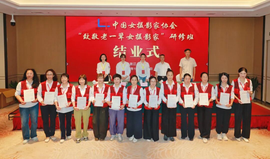 為入選優秀作品的學員頒發證書。張麗 攝