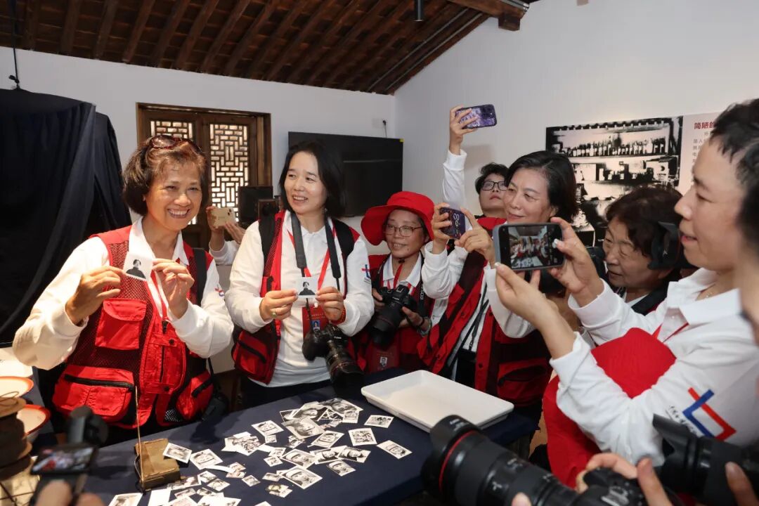 參觀陳菁影像館。 姚茜 攝