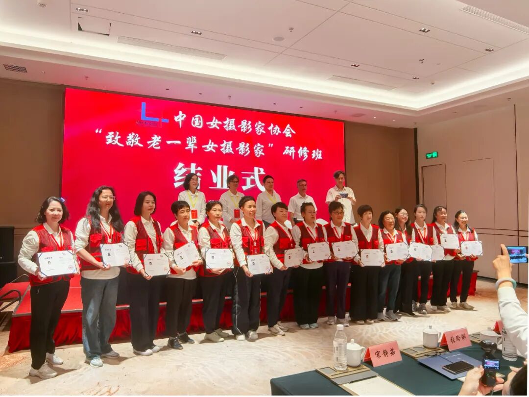 二組學員領取結業證書合影。 馬春霞 攝