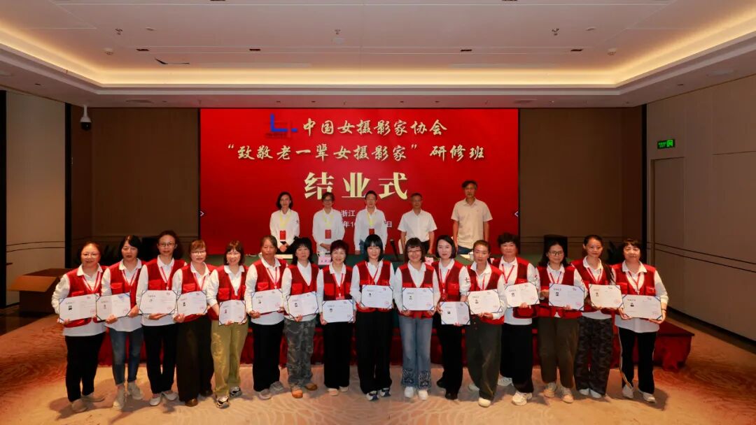 三組學員領取結業證書合影。張麗 攝