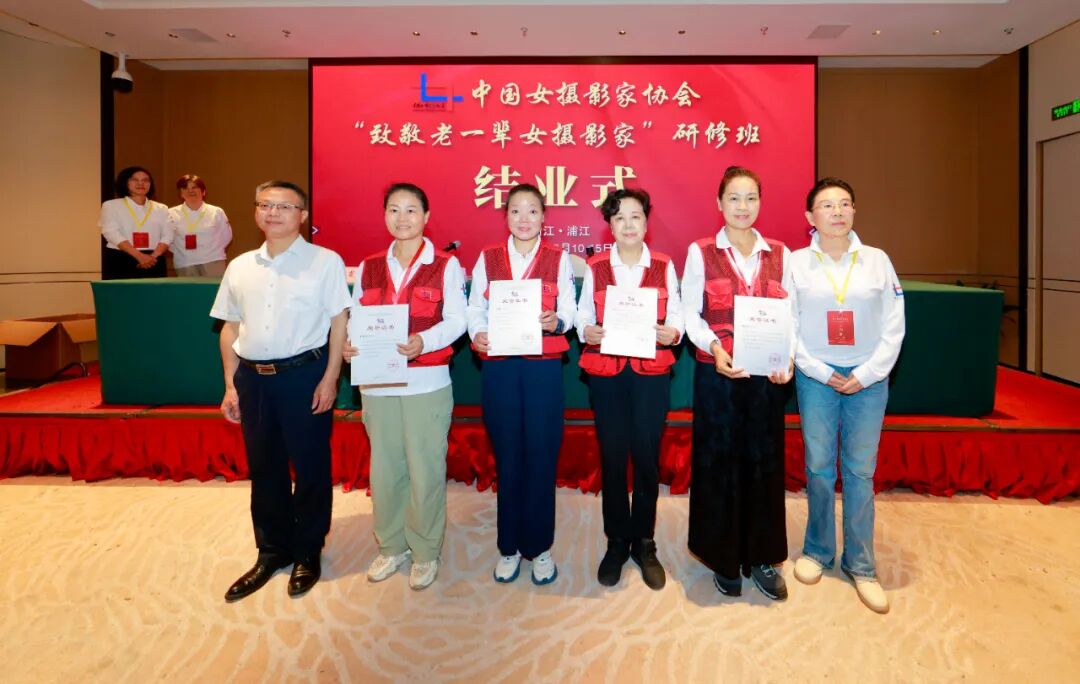 為分享交流學員頒發證書。張麗 攝