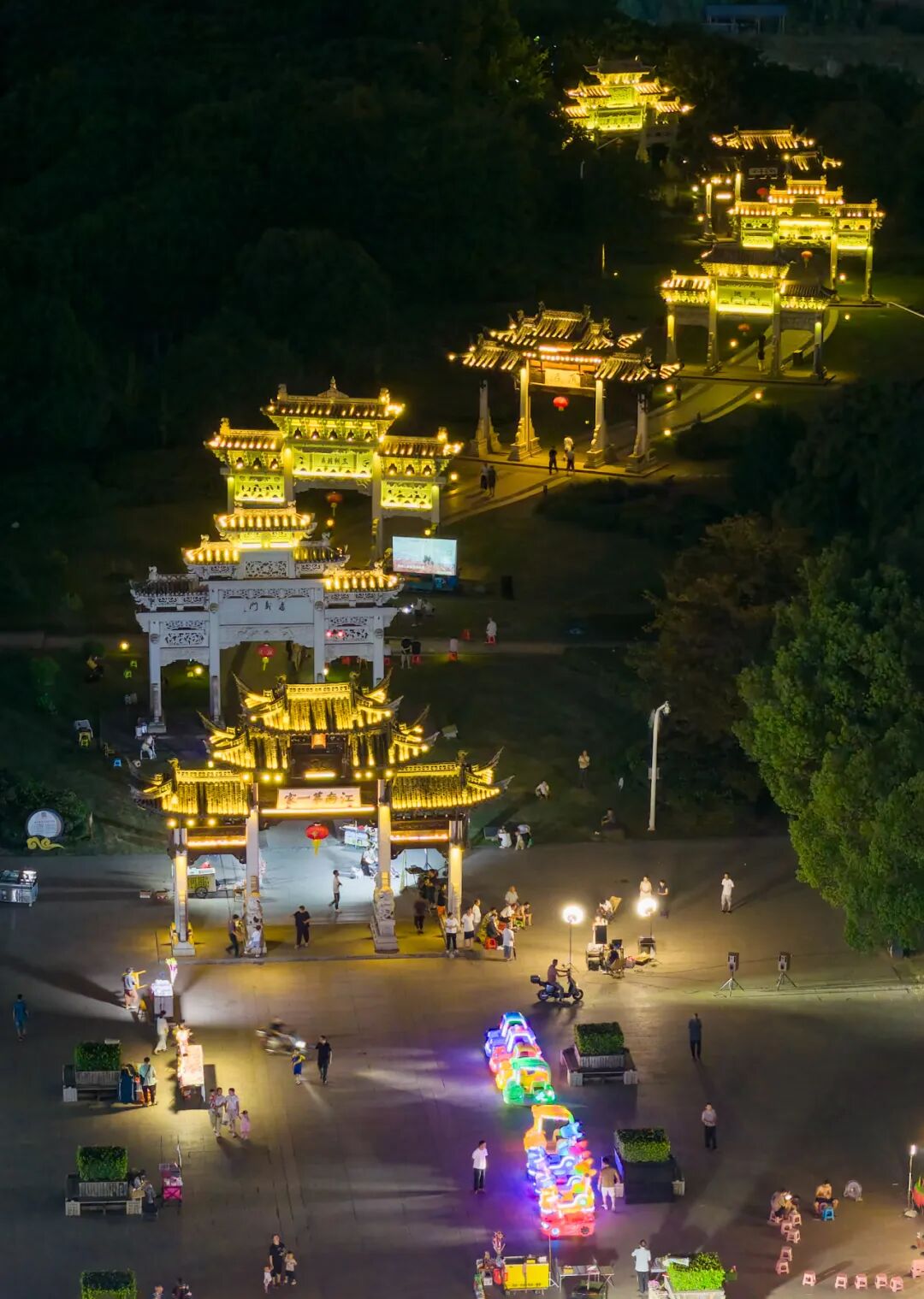 《浦江夜畫 鎏金龍影》屈鳳琪 攝