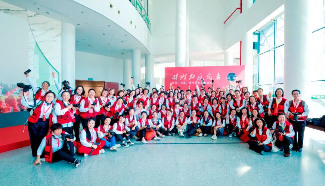 參觀合影。張麗 攝