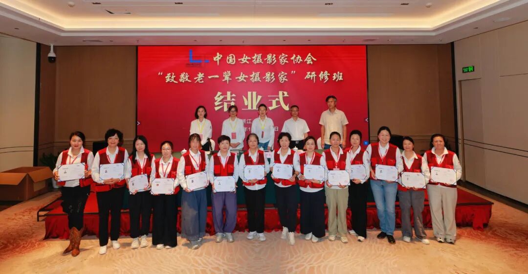 五組學員領取結業證書合影。張麗 攝
