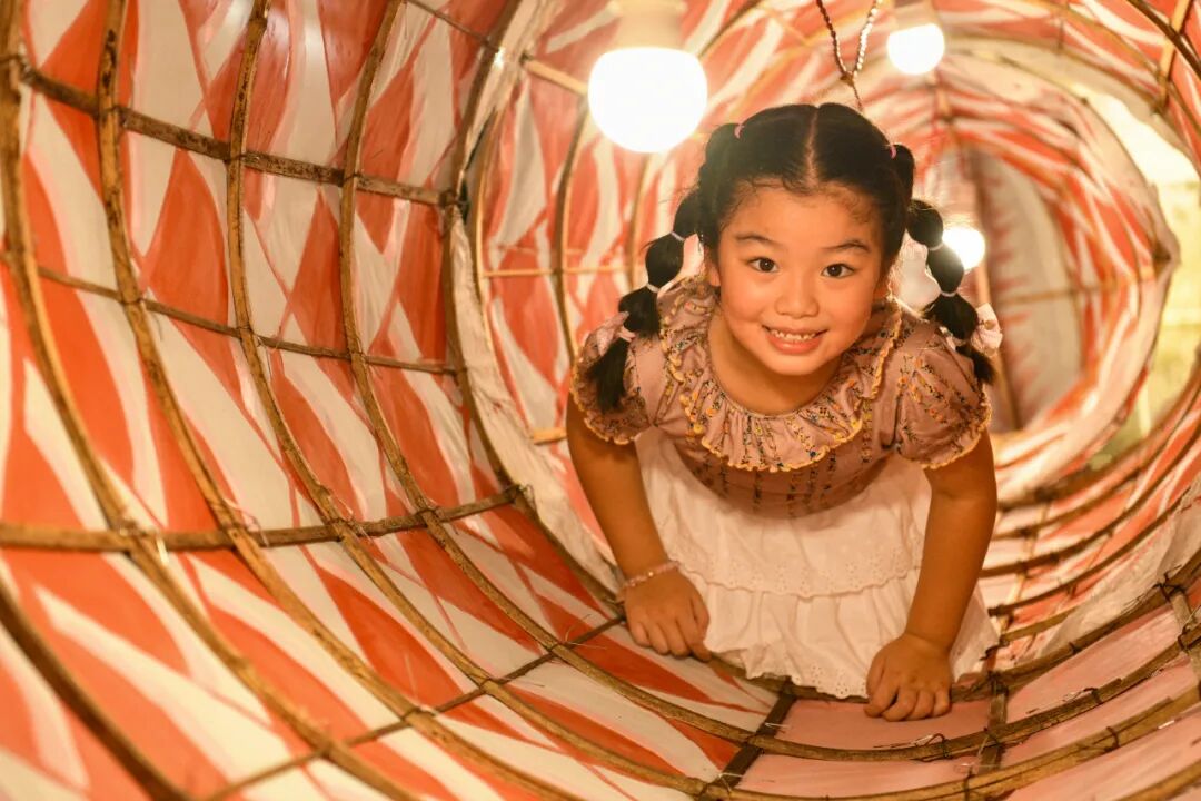 《燈籠隧道里的歡樂時光》喻曉熙 攝