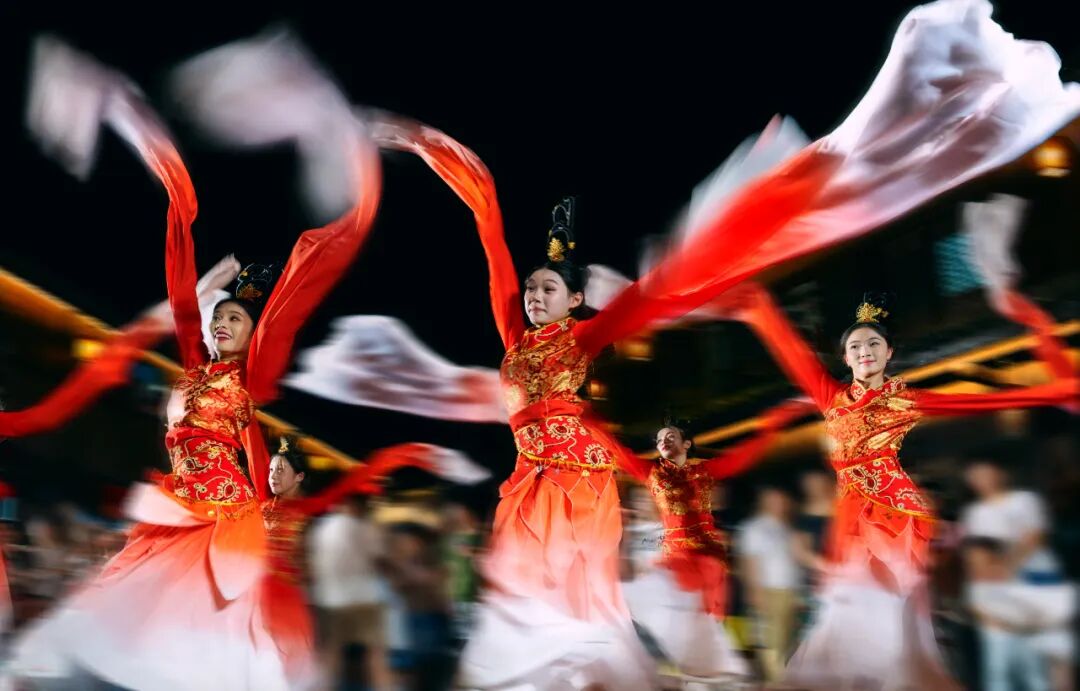 《東街夜畫·秀舞歡歌》瞿慶華 攝