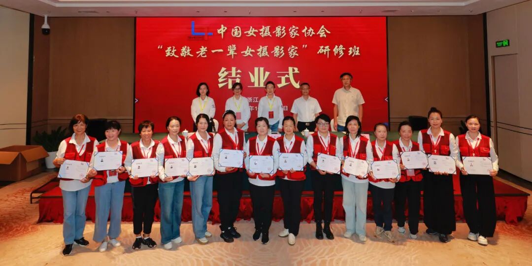 四組學員領取結業證書合影。張麗 攝