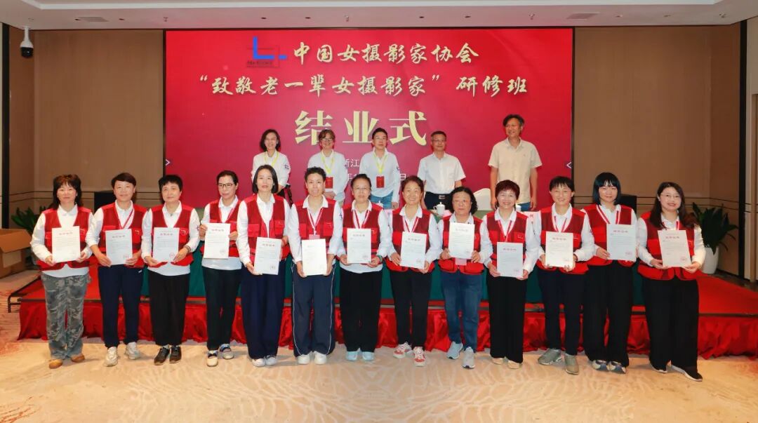 為入選優秀作品的學員頒發證書。張麗 攝